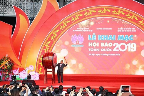 Thủ tướng Nguyễn Xuân Phúc thực hiện nghi thức đánh trống khai Hội