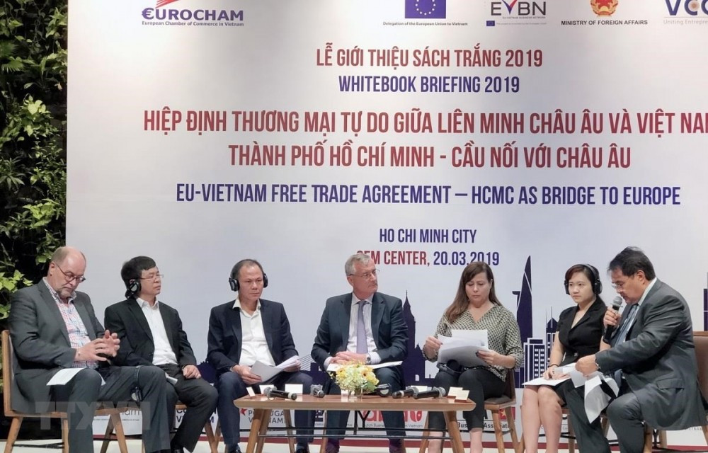 Các chuyên gia EuroCham cùng đại diện các sở, ngành Việt Nam trao đổi tại lễ ra mắt Sách Trắng