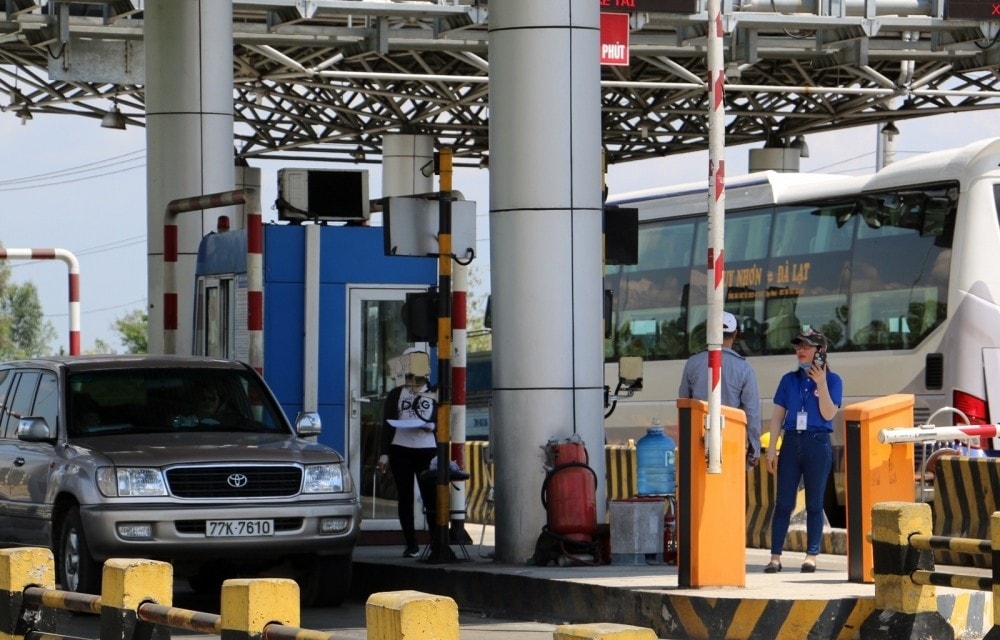 Một nhóm người dân vào khu vực trạm thu phí, kiếm đếm bằng cách ghi chép thủ công vào sáng 20/3
