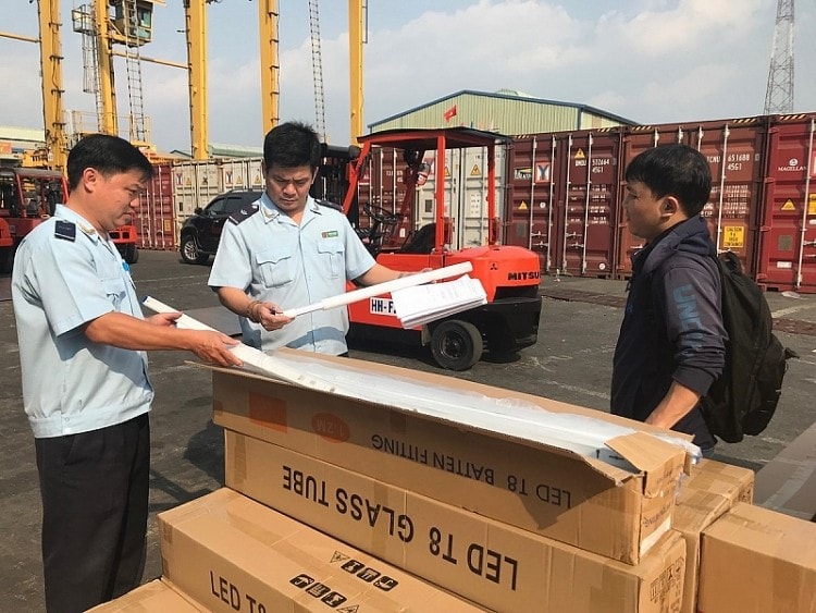 Công chức Hải quan cửa khẩu cảng Sài Gòn KV1 kiểm tra hàng nhập khẩu