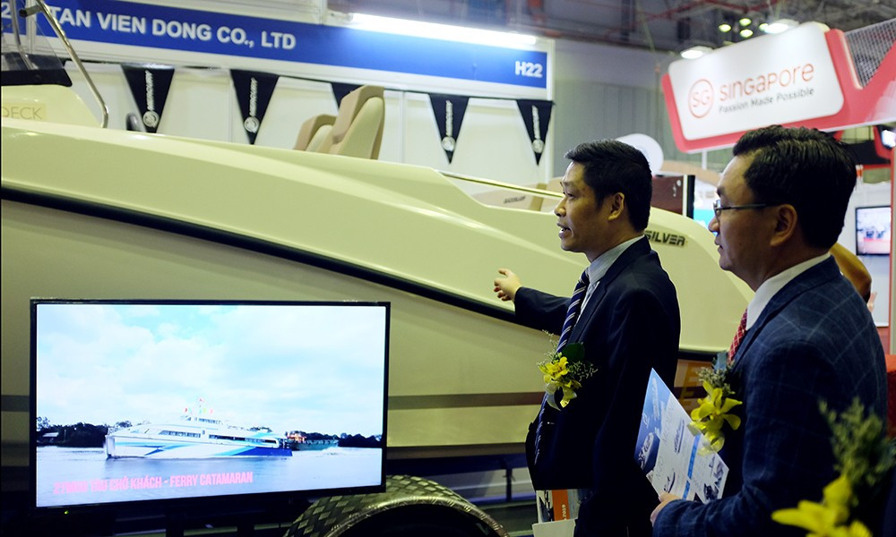 Ông Phan Thế Anh cùng Ông Phạm Xuân Đà tham quan gian trưng bày Cano của Công ty TNHH Thương mại Tân Viễn Đông