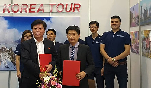 Đại diện hai công ty du lịch của Triều Tiên (trái) và Việt Nam ký thoả thuận hợp tác - Ảnh: Thuý Hà