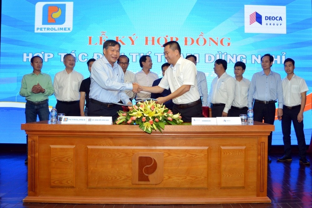 Ông Bùi Chánh Khiêm, Chủ tịch HĐQT Công ty Xăng dầu Bình Định và ông Nguyễn Xuân Hưởng, Tổng Giám đốc Công ty HAMADECO ký hợp đồng hợp tác đầu tư xây dựng và khai thác kinh doanh cửa hàng xăng dầu tại khu trạm dừng kỹ thuật phía Bắc hầm hầm Cù Mông (Ảnh: Phó Bá Cường)