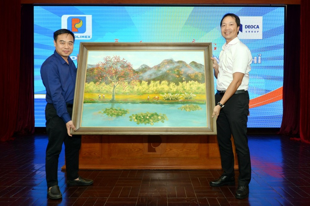 Ông Nguyễn Quang Dũng, Phó Tổng Giám đốc Tập đoàn Petrolimex tặng quà lưu niệm cho Tập đoàn Đèo Cả (Ảnh: Phó Bá Cường)