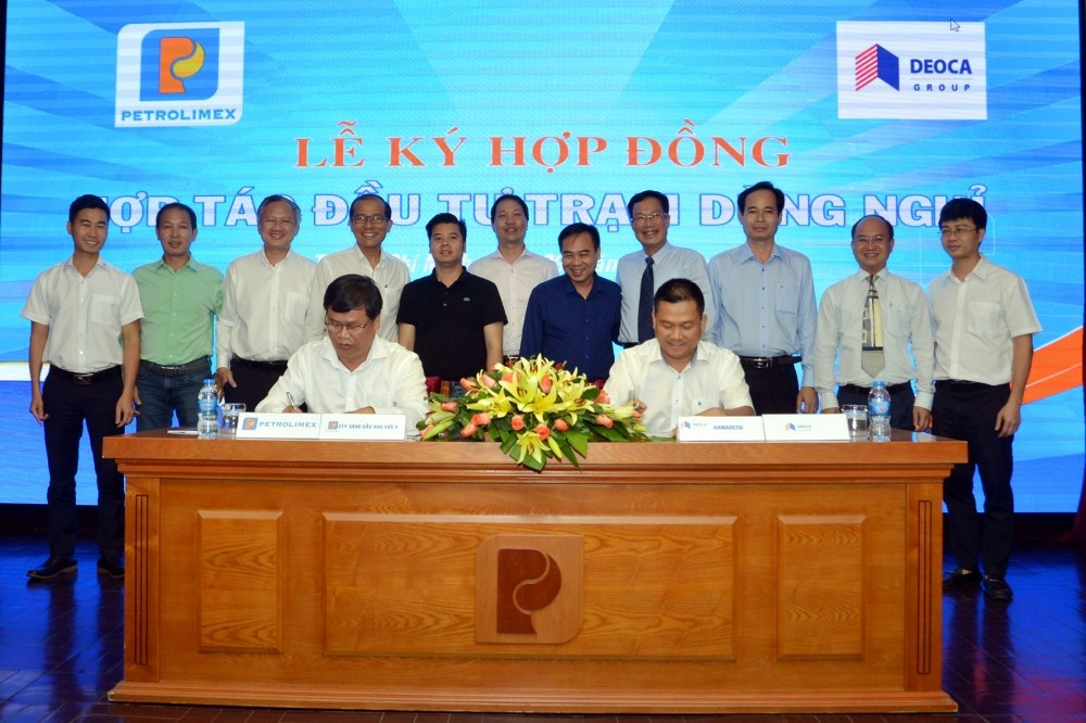 Ông Dương Thái Sơn, Chủ tịch HĐQT Công ty Xăng dầu KV5 và ông Nguyễn Xuân Hưởng - Tổng Giám đốc Công ty HAMADECO ký hợp đồng hợp tác đầu tư xây dựng và khai thác kinh doanh cửa hàng xăng dầu tại khu phụ trợ phía Nam hầm Hải Vân (Ảnh: Phó Bá Cường)