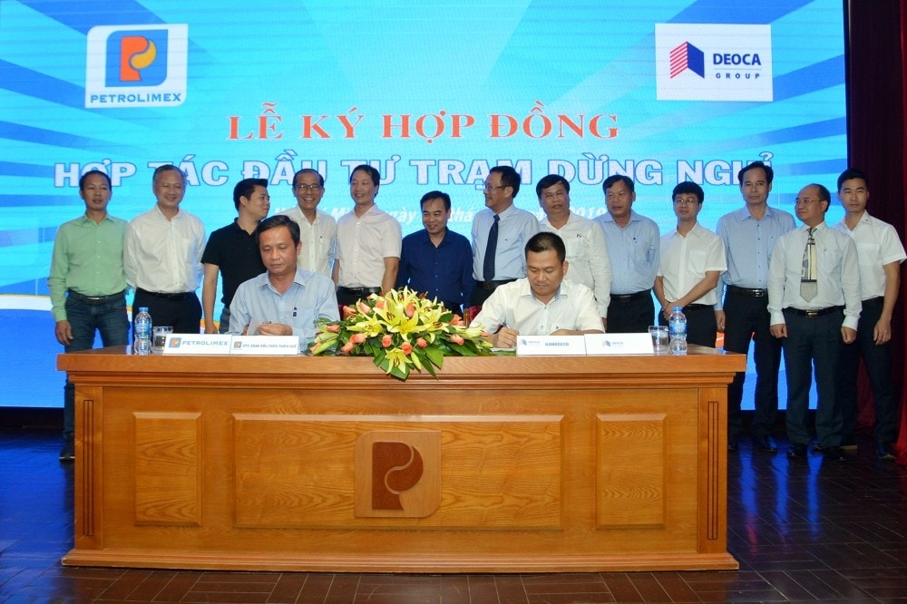 Ông Nguyễn Khoa Phong Điền, Chủ tịch HĐQT Công ty Xăng dầu Thừa Thiên Huế và ông Nguyễn Xuân Hưởng, Tổng Giám đốc Công ty HAMADECO ký hợp đồng hợp tác đầu tư xây dựng và khai thác kinh doanh cửa hàng xăng dầu tại khu phụ trợ phía Bắc hầm Hải Vân (Ảnh: Phó Bá Cường)