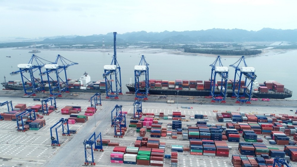  Cảng HICT có thể tiếp nhận tàu container sức chở lên đến 14.000TEU