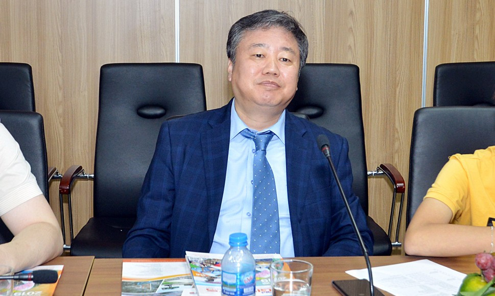 Ông Jung Kyu Sung, Chủ tịch Hội Nhà báo Hàn Quốc đánh giá cao chất lượng của Tạp chí VLR (Ảnh: Phó Bá Cường)