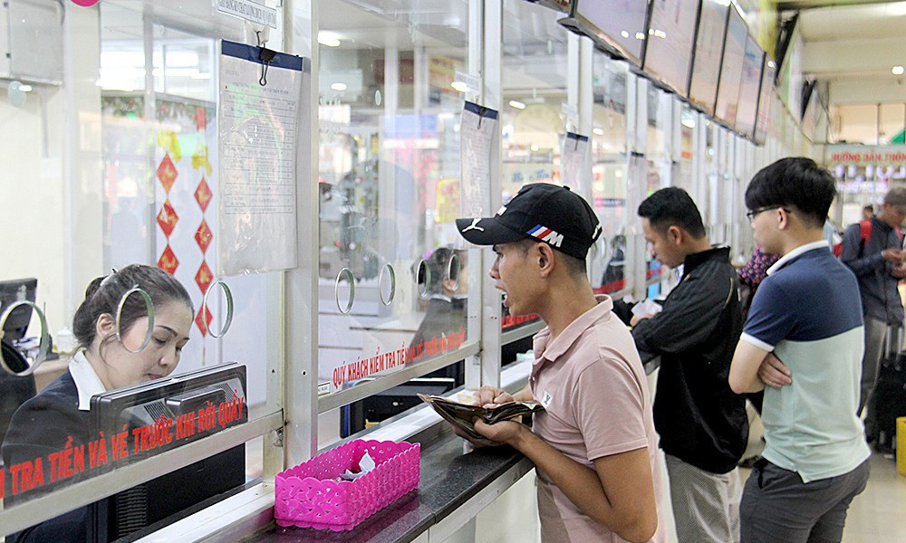 Hành khách mua vé tại Bến xe Miền Đông, TP. Hồ Chí Minh