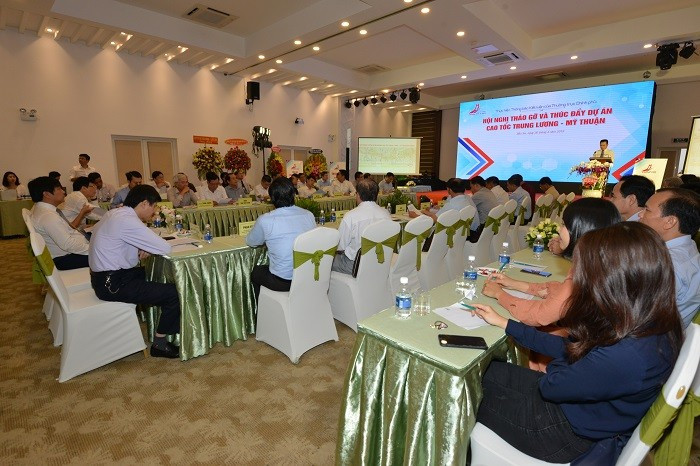 Hội nghị tháo gỡ và thúc đẩy dự án cao tốc Trung Lương - Mỹ Thuận, ngày 20/4, tại Bến Tre (Ảnh: Phó Bá Cường)