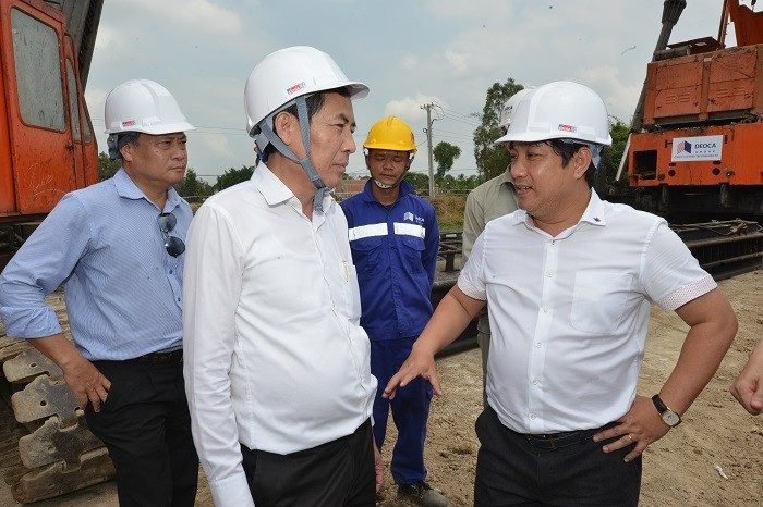 Nhà báo Thuận Hữu cùng ông Hồ Minh Hoàng khảo sát hiện trường dự án (Ảnh: Phó Bá Cường)