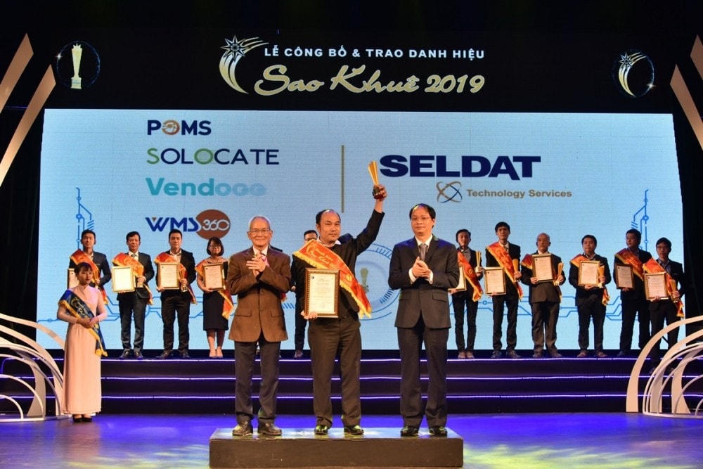 Đại diện Công ty công nghệ Seldat nhận Danh hiệu Sao Khuê 2019