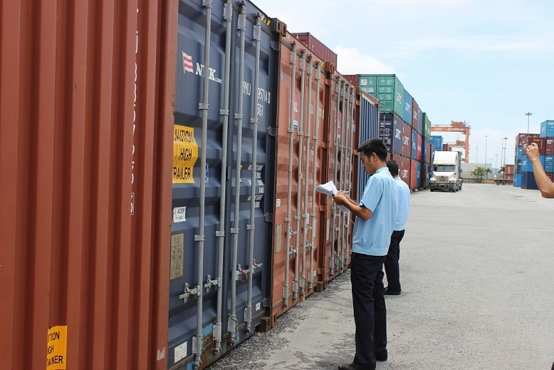 Container hàng hóa xuất nhập khẩu tại cảng Hải Phòng - Ảnh: N.linh