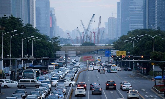 Thâm Quyến là thành phố có mật độ giao thông đông đúc và dân số 12 triệu người. Ảnh: Agence France-Presse