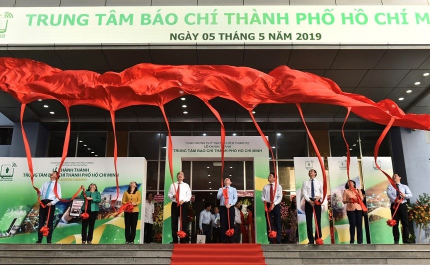 Lãnh đạo Trung ương và TP. HCM cắt băng khánh thành Trung tâm báo chí đầu tiên của cả nước