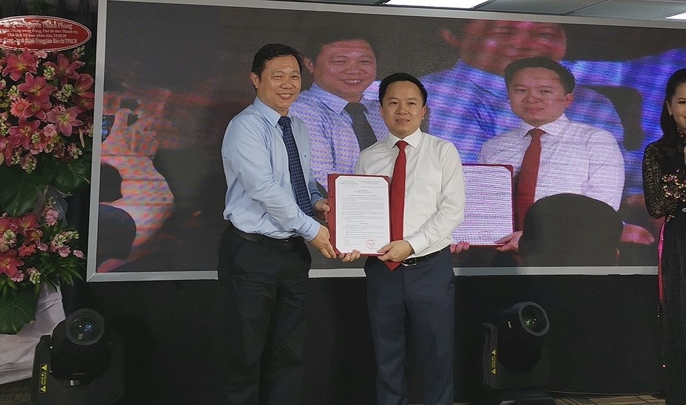Ông Từ Lương (phải), Phó Giám đốc Sở Thông tin và Truyền thông TP. HCM, nhận Quyết định bổ nhiệm giữ chức vụ Giám đốc Trung tâm báo chí TP. HCM