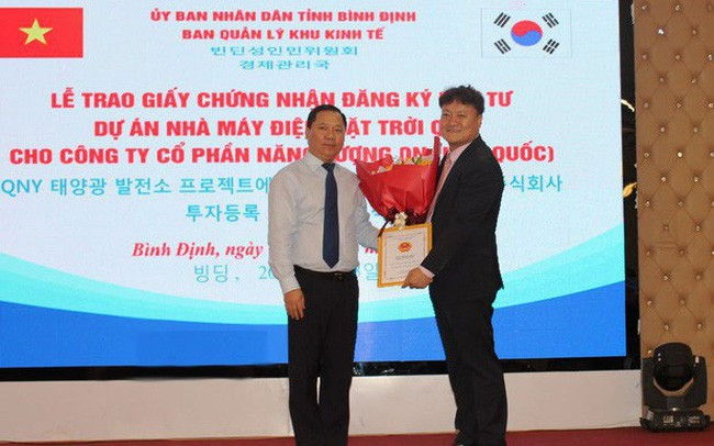 Ban quản lý Khu kinh tế tỉnh Bình Định trao giấy chứng nhận đăng ký đầu tư Dự án Nhà máy điện mặt trời QNY tại Khu kinh tế Nhơn Hội
