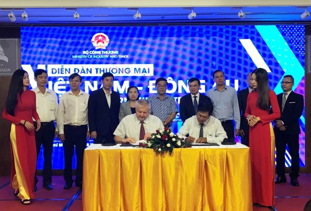 Ký kết hợp tác giữa doanh nghiệp Việt Nam và các doanh nghiệp Đông Âu - Ảnh: VGP/Lê Anh