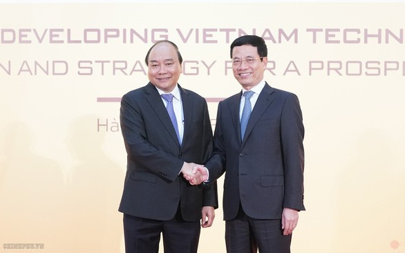 Thủ tướng Nguyễn Xuân Phúc và Bộ trưởng Bộ Thông tin - truyền thông Nguyễn Mạnh Hùng - Ảnh: VGP
