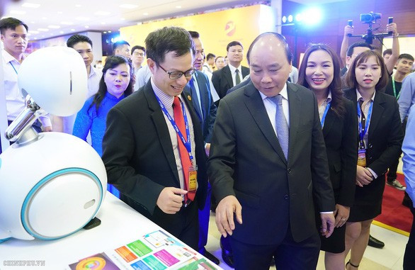 Thủ tướng Nguyễn Xuân Phúc tham quan Triển lãm công nghệ Việt Nam - Ảnh VGP