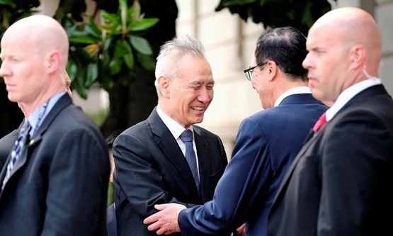 Phó thủ tướng Trung Quốc Lưu Hạc (thứ hai từ trái qua) bắt tay Bộ trưởng Bộ Tài chính Mỹ Steven Mnuchin trước khi bước vào vòng đàm phán thương mại ở Washington, ngày 9/5 - Ảnh: Reuters