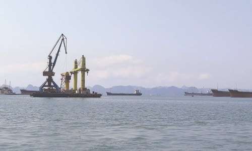 Theo Cục Hàng hải VN, tàu SB chưa phát huy được vai trò kết nối giữa cảng sông và cảng biển (Trong ảnh: Tàu SB chờ làm hàng tại vùng nước cảng biển Quảng Ninh)