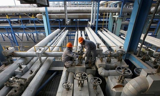 Bên trong một nhà máy lọc dầu của PetroChina ở Lan Châu, Cam Túc, Trung Quốc - Ảnh: Reuters/CNBC