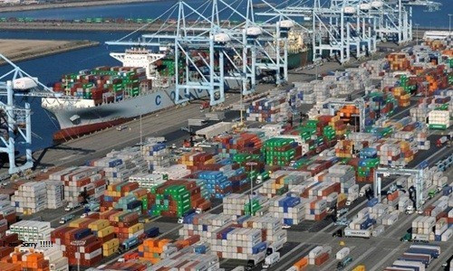 Các container tại một cảng biển ở California (Mỹ) - Ảnh: Reuters