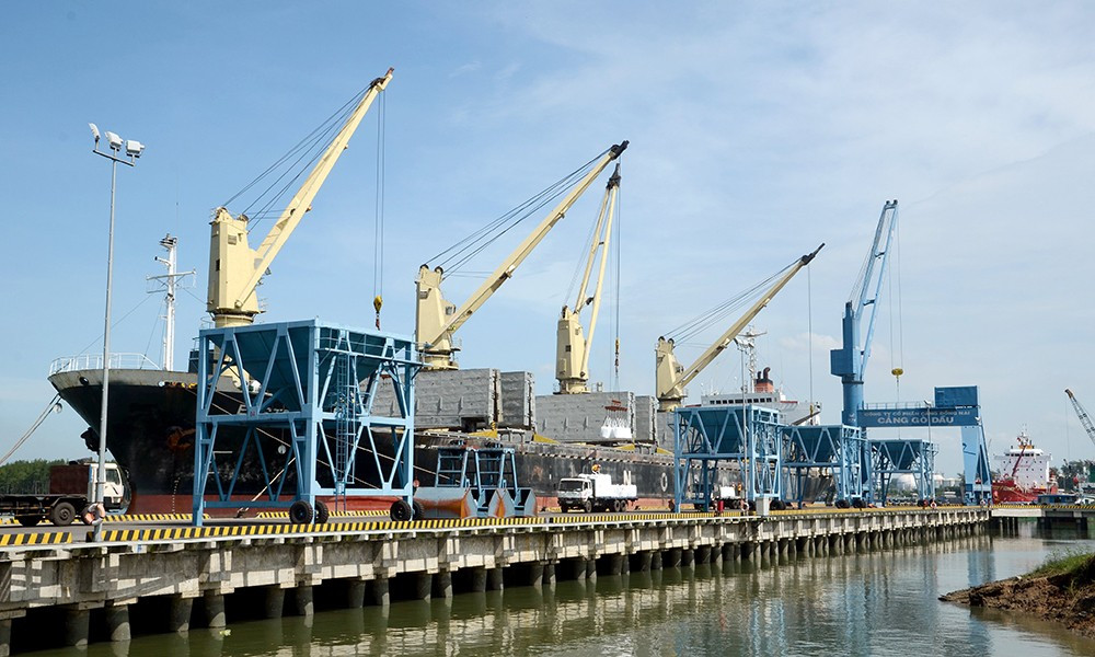 Tác nghiệp hàng tổng hợp tại Cảng Gò Dầu