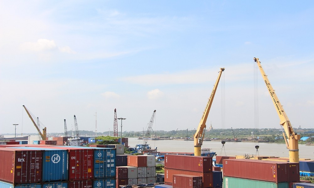 Tác nghiệp hàng container tại Cảng Long Bình Tân 