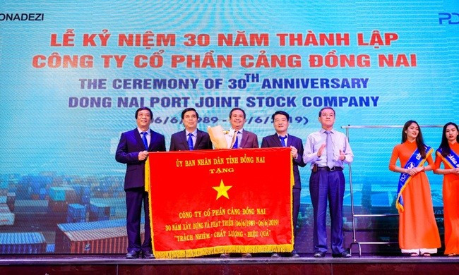 Ông Đinh Quốc Thái, Chủ tịch UBND tỉnh Đồng Nai trao tặng bức trướng cho Cảng Đồng Nai