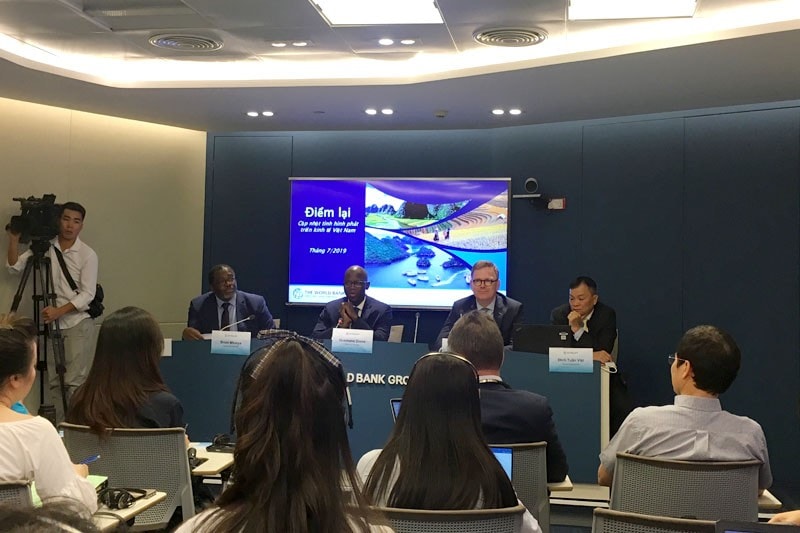 Họp báo công bố báo cáo Điểm lại của World Bank 