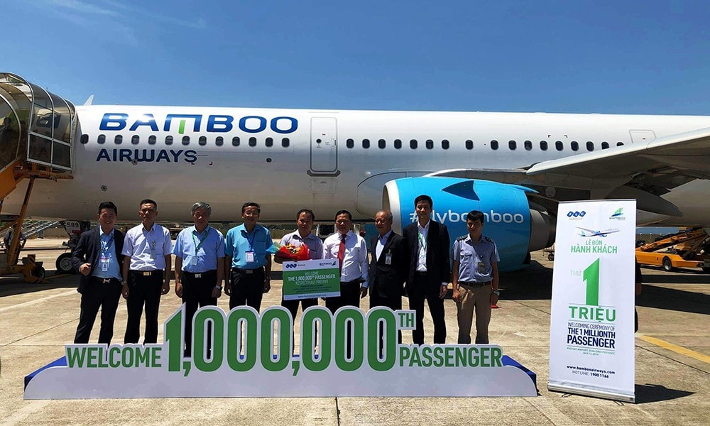 Lãnh đạo UBND tỉnh Bình Định đã đến tặng hoa, chúc mừng vị khách thứ 1 triệu trên chuyến bay của hãng hàng không Bamboo Airways đến sân bay Phù Cát vào ngày 12/7 vừa qua