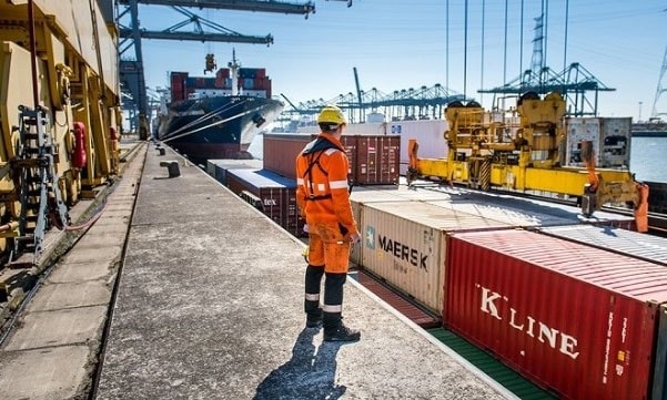 Cảng Antwerp là cảng lớn thứ hai ở châu Âu về khối lượng vận chuyển hàng hóa. Nằm trên bờ phải của sông Scheldt, cách biển Bắc khoảng 88km về phía đông nam, đây là một trong những cửa ngõ chính của châu Âu ra biển