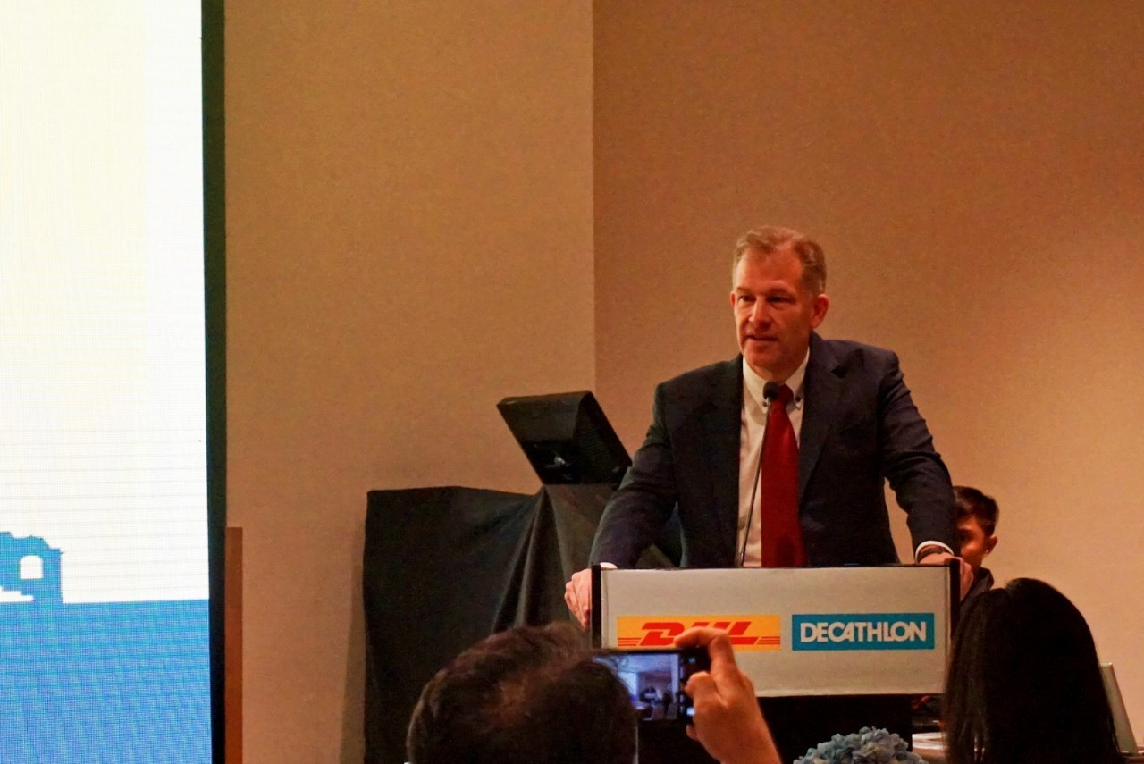 Ông Marc Meier, Phó Chủ tịch cấp cao, Giám đốc Toàn cầu bộ phận Dịch vụ chuỗi cung ứng quốc tế của DHL phát biểu tại buổi họp báo