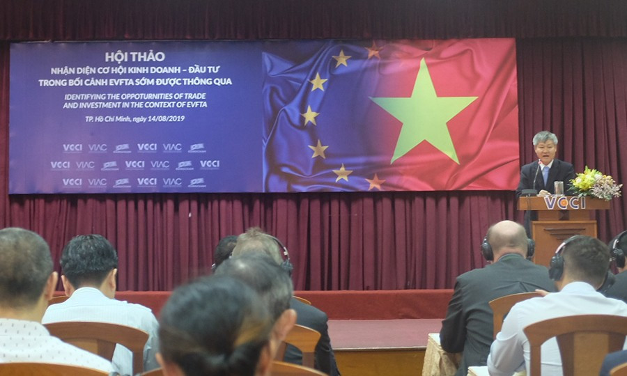 Ông Võ Tân Thành – Phó Chủ tịch kiêm Giám đốc chi nhánh VCCI TP.HCM phát biểu khai mạc tại Hội thảo
