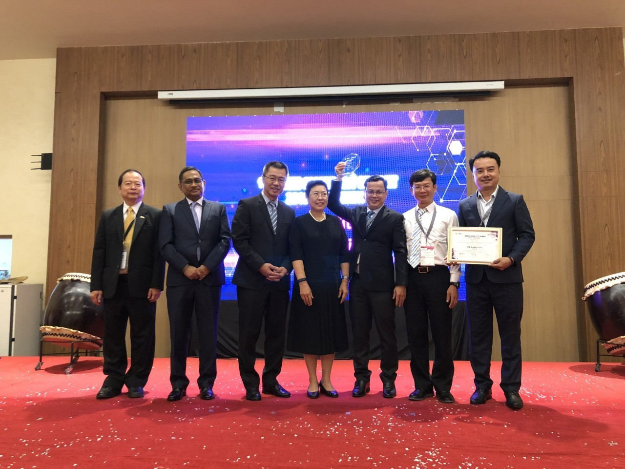 Ông Trần Ngọc Thạch, Phó giám đốc Sở Thông tin và Truyền thông Đà Nẵng, (đứng thứ ba từ phải sang) đại diện nhận giải thưởng Thành phố thông minh ASOCIO 2019
