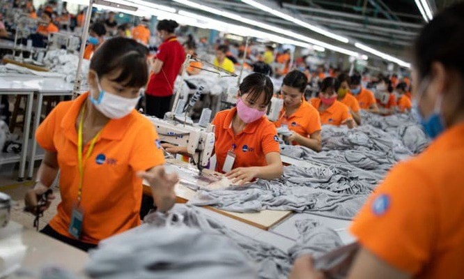 Công nhân làm việc trong một nhà máy may mặc ở Bắc Ninh - Ảnh: Bloomberg/CNBC