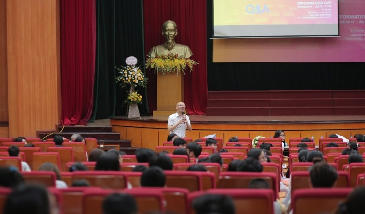 Ông Trần Thanh Hải - Phó Cục Trưởng - Cục Xuất Nhập Khẩu (Bộ Công Thương) giải đáp những thắc mắc của sinh viên, đồng thời truyền cảm hứng và đam mê logistics cho các em sinh viên