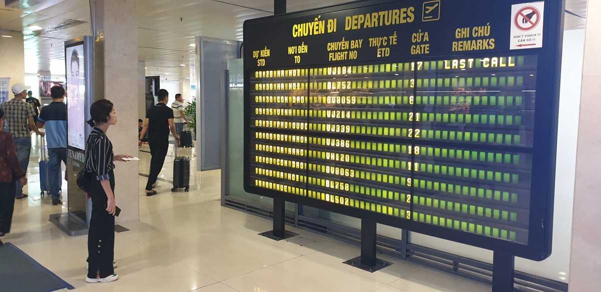 Sân bay Tân Sơn Nhất trang bị nhiều màn hình FIDS lớn để thông tin về chuyến bay