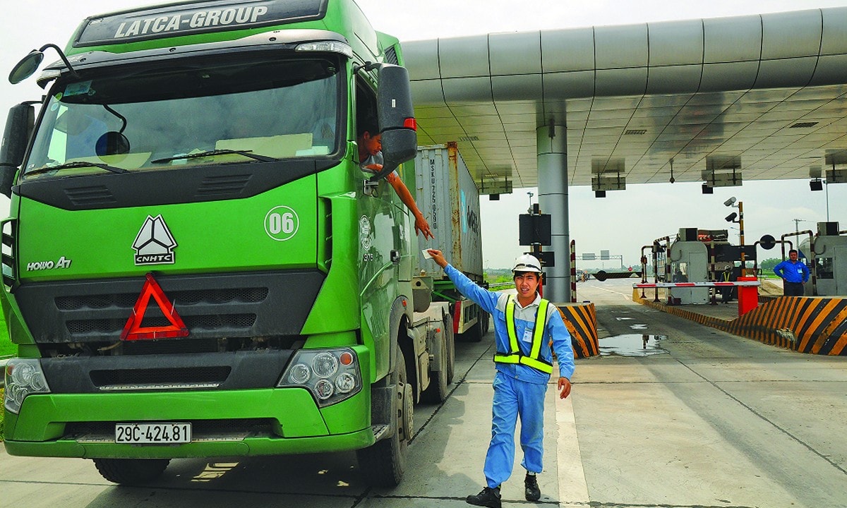 Hệ thống cân tải trọng xe lắp đặt tại các trạm thu phí hiện chưa được dùng để kiểm tra, xử phạt xe chở quá tải (Trong ảnh: Xe container qua trạm thu phí Nội Bài - Lào Cai do VEC quản lý). Ảnh: Khánh Linh