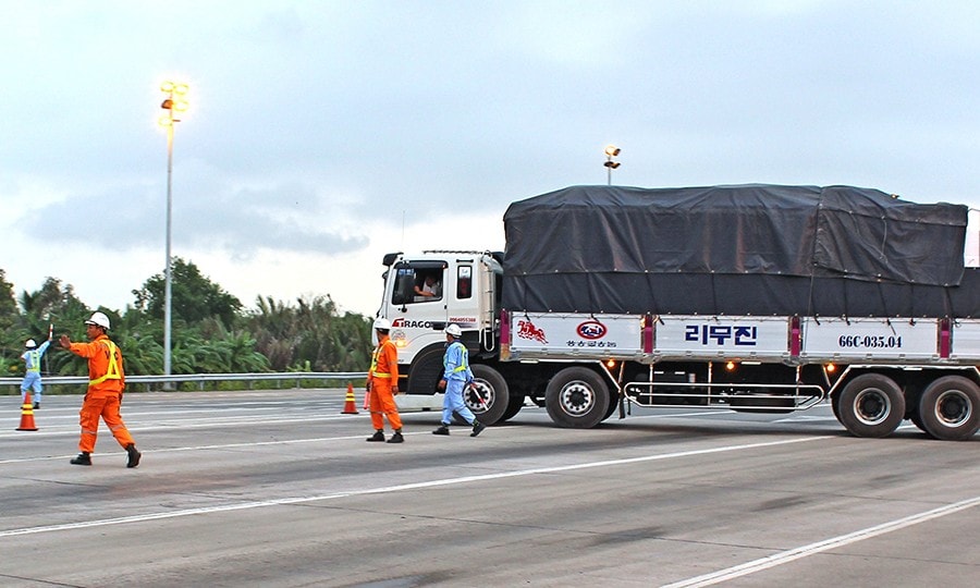 Một xe quá tải bị từ chối phục vụ, buộc phải quay đầu ra khỏi cao tốc TP. HCM - Long Thành - Dầu Giây. Ảnh: VEC E
