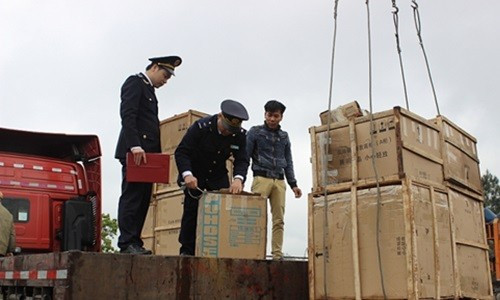 Cán bộ Chi cục Hải quan Lạng Sơn kiểm tra hàng hóa NK - Ảnh: H.Nụ