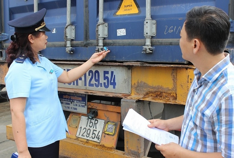 Công chức Hải quan Quảng Ninh thực hiện giám sát hàng hóa tại một kho ngoại quan trên địa bàn TP. Móng Cái - Ảnh: Q.H