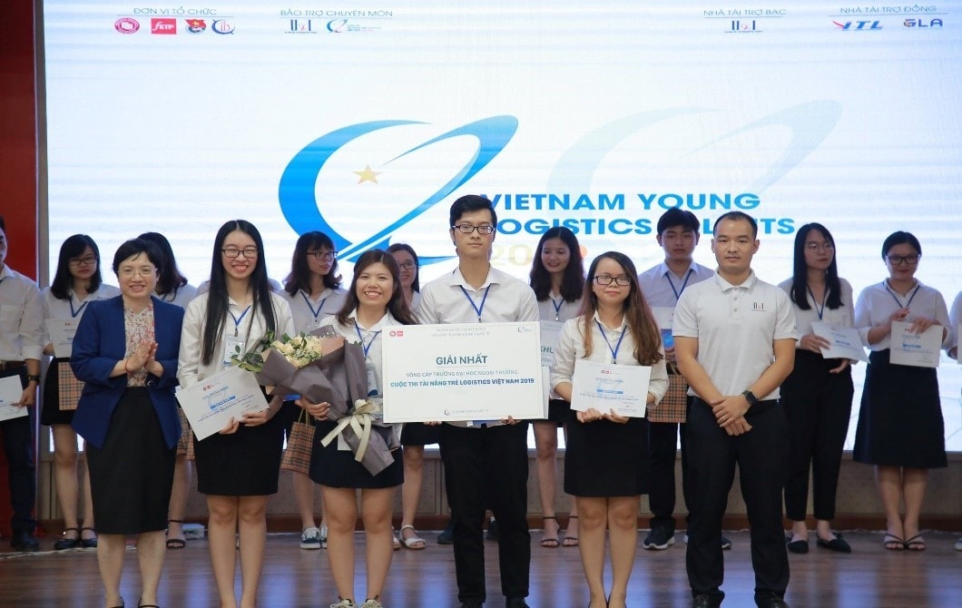 Đội thi BURNING FLAMES đến từ trường Đại học Ngoại thương