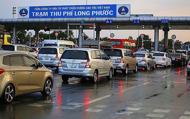 Kiến nghị bắt buộc ô tô phải thực hiện dán thẻ đầu cuối khi tiến hành thu phí tự động 