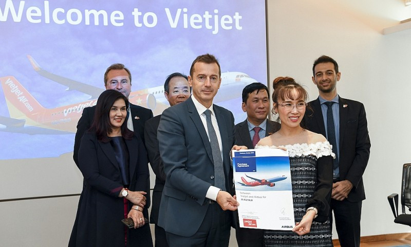 Tổng Giám đốc Vietjet Nguyễn Thị Phương Thảo (phải) và Ông Guillaume Faury, Chủ tịch & Tổng giám đốc của Tập đoàn Airbus cùng ký kết hợp đồng mua 20 tàu bay A321XLR