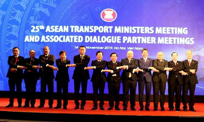 Phó thủ tướng Trịnh Đình Dũng cùng các Bộ trưởng Giao thông Vận tải các nước ASEAN