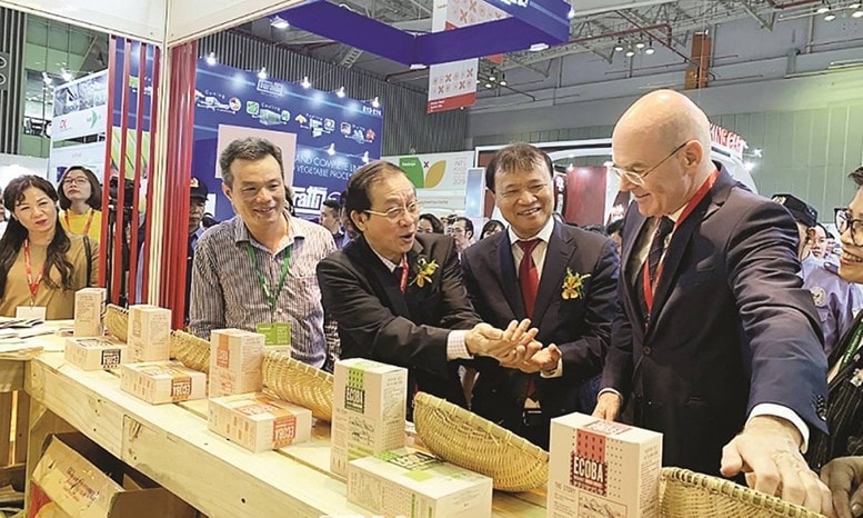 Lãnh đạo Bộ Công Thương giới thiệu sản phẩm gạo Việt Nam với khách hàng quốc tế tại triển lãm Foodexpo