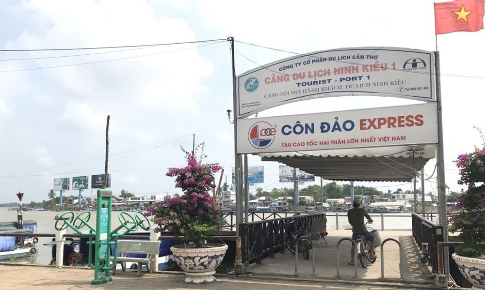 Từ Cần Thơ phương tiện sẽ tiếp nhận đón trả khách tại Cảng số 11, Cảng hành khách du lịch Ninh Kiều